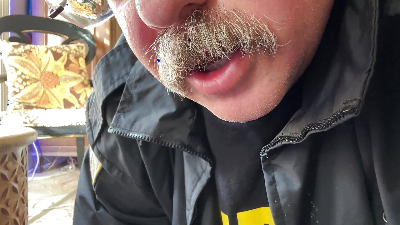 Az öreg morcos seriff megparancsolja, hogy dugd meg a kövér szűz seggét