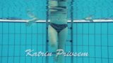 Dicke Titten Katrin hüpfen und schwimmen unter Wasser snapshot 1