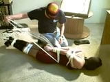 Hogtied, capuchon en mond gesnoerd snapshot 3