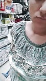 Une fille excitée se masturbe dans le magasin avant de se doigter devant un étranger snapshot 3