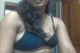 Cette MILF desi adore s'exhiber devant sa webcam snapshot 5