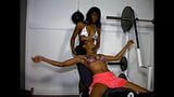 El entrenamiento de lesbianas negras amateur snapshot 3