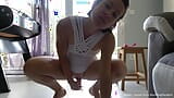 Un enorme dildo nero per questa milf e la sua piccola figa stretta - Dazzlingfacegirl snapshot 3