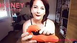 Honeyplaybox Joi, der Leckvibrator, verwöhnt diese natürliche italienische haarige Muschi snapshot 4