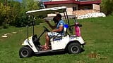 Una sexy teen impara a giocare a golf nel grande club snapshot 1