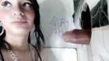 Latina deepthroats stor kuk genom gloryhole snapshot 7