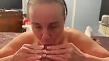 Reife milf liebt es, die nuss raus zu lutschen! Orales sperma im mund, zusammenstellung zwei snapshot 4