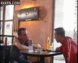 Caras safados dobram o cotovelo em um bar e fazem uma orgia quente snapshot 3