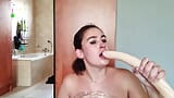 Una troia sporca accumula sputa mentre fa un deepthroat su un dildo snapshot 17