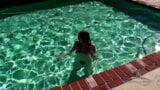 Śliczny owłosiony bz bierze kąpiel w basenie snapshot 7