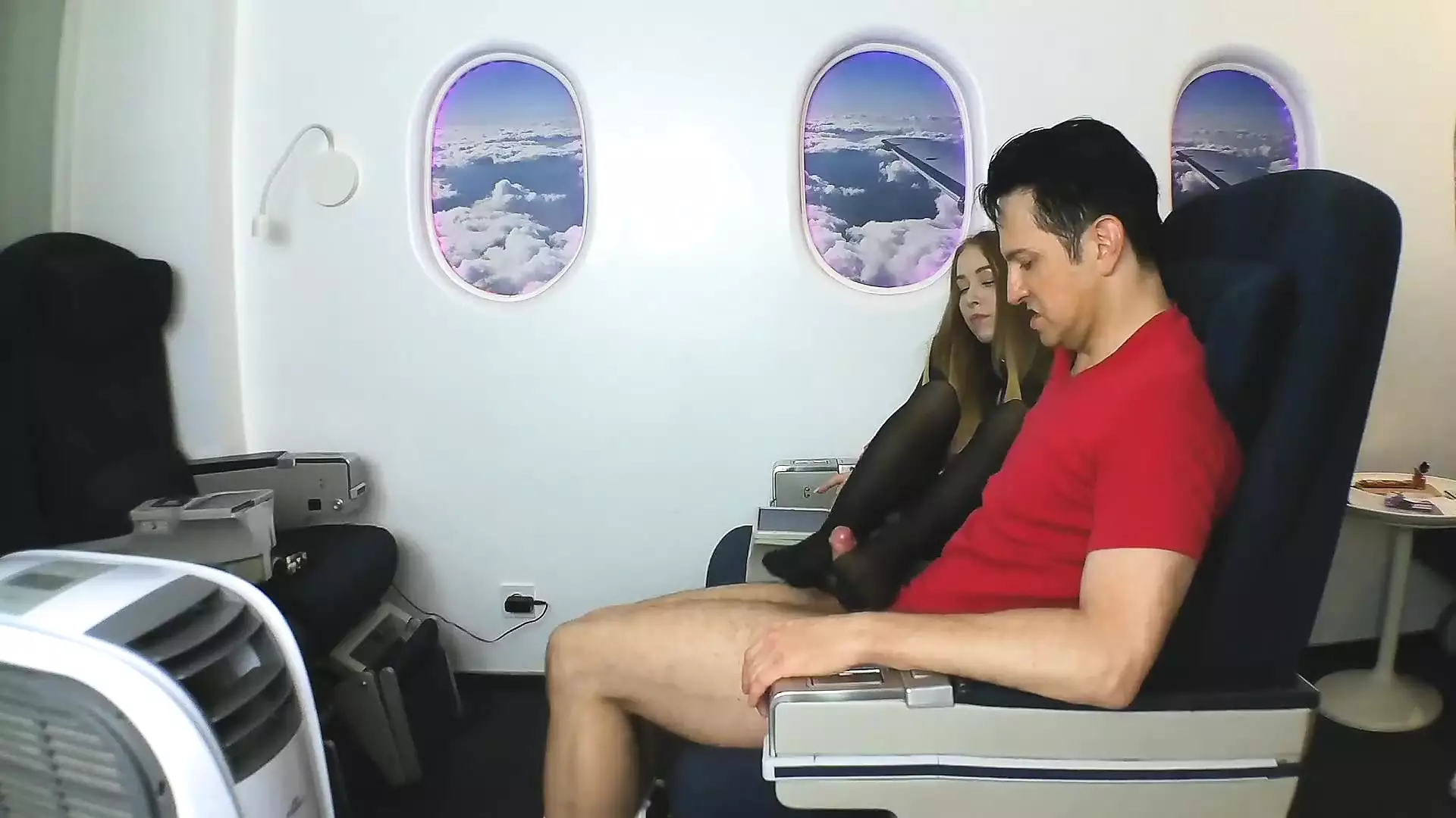 Styuardessa yolovchilarni onlayn onanizm bilan shugullanadi.
