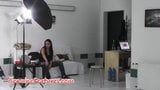 Bruna dai capelli lunghi nella clip calda del backstage snapshot 13