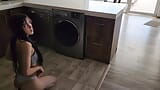 Seine stiefschwester braucht hilfe bei der waschmaschine, er hilft ihr, sich auszuziehen und fickt ihre enge jeans snapshot 3