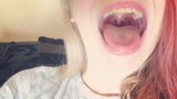 Gostosa mostrando língua longa, úvula, fetiche de boca aberta snapshot 4