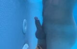 Masturbation au jet dans la piscine snapshot 5