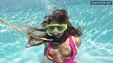 Irina Poplavok - une star du porno blonde dans la piscine snapshot 11