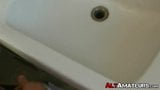 Heißer Hot-Twink wichst seinen Schwanz solo im Badezimmer snapshot 4