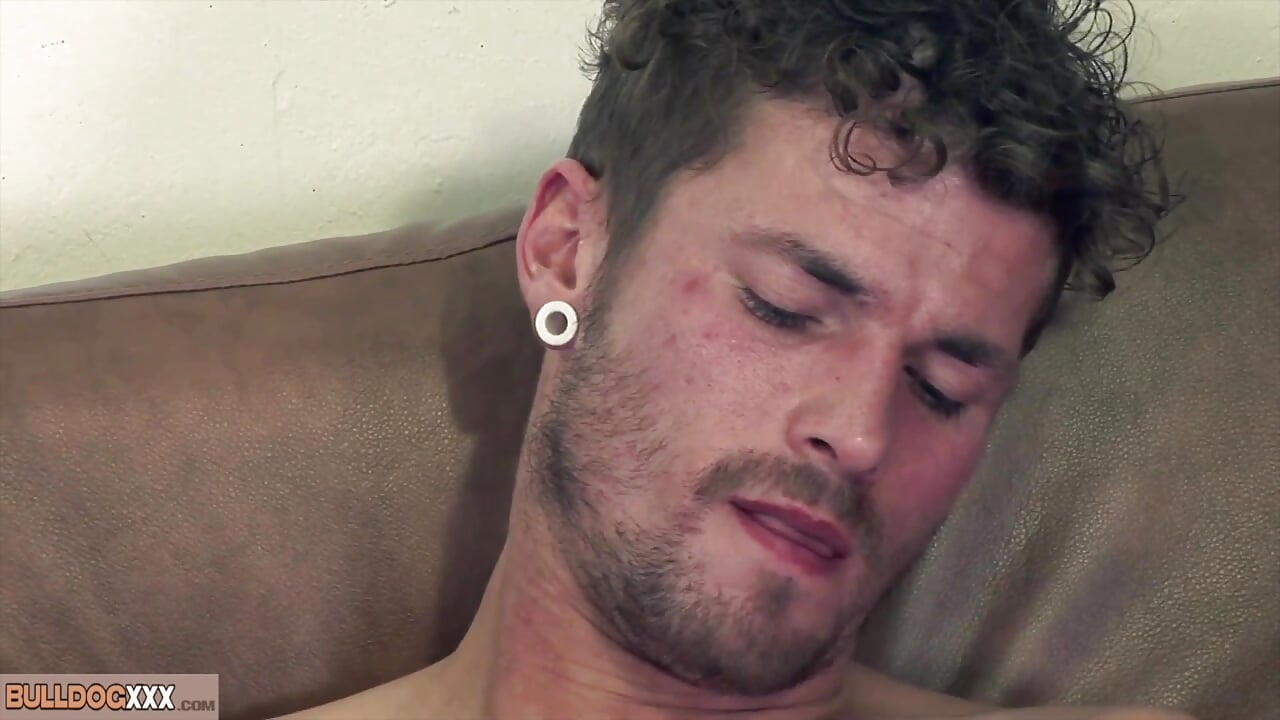 Bulldogxxx.com - heteró színész srácok nyers meleg szexe