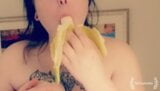 Готическая милфа-толстушка делает банановый минет snapshot 10