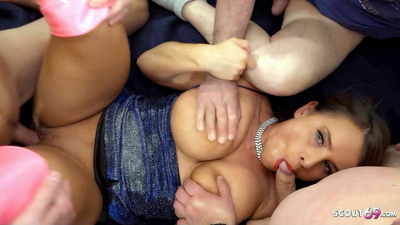 Bez kondoma creampie gangbang za nemačku zrelu seksi susi sa velikim opuštenim sisama sa svojim fanovima
