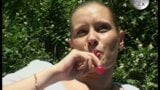 Une MILF exhibe sa chatte dans le parc snapshot 4