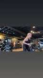 Natalie Alyn Lind traint in de sportschool snapshot 5