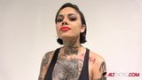 Интервью с грудастой татуированной красоткой Genevieve Sinn snapshot 6