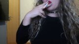 La ragazza con le labbra rosse aveva un fumo fantastico solo per te snapshot 1