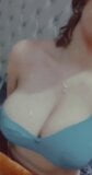 भारतीय सींग का बना हुआ गृहिणी दिखा रहा है उसके स्तन snapshot 1