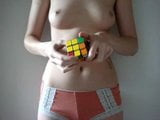 Oben-ohne-Amateur löst Rubiks Würfel in etwas mehr als 1 Minute snapshot 9