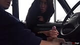 Gadis asing lagi asik ngocok dan nyepong kontolku di depan jendela mobil di lapangan parkir umum snapshot 15