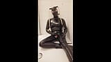 Travesti en latex, masturbation bâillonnée et éjacule partout en costume snapshot 4