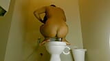 Kinky Aziatische amateur-tiener pist in het toilet en heeft een kontplug erin! snapshot 1