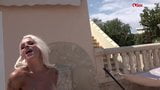 Blonde MILF gibt Blowjob am Pool im Urlaub  - Sexfreunde.com snapshot 3