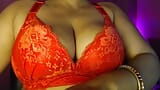 Chica india caliente presiona tetas desnudas snapshot 5