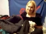 Mooi blond meisje toont haar tieten snapshot 2