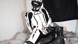 Un motard en cuir se branle et jouit sur ses bottes snapshot 4