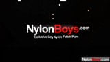 Un mec gay se masturbe dans des collants en nylon snapshot 1