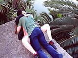 Joven pareja teniendo sexo en el parque antes de la universidad snapshot 2