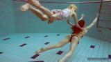 Duas gostosas gostam de nadar nuas na piscina snapshot 3