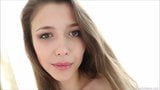 Mila Azul sexy dans un strip-tease rouge snapshot 4