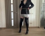 Sissy, Cuckold, Transvestit in Satinjacke, Seidenminikleid, High Heels Overknee-Stiefeln, tanzen und spielen mit einem Schwanz snapshot 4