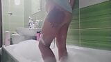 Sexy Arsch, dicke Titten, nasse Strumpfhose und Hemd in der Badewanne berührt snapshot 3