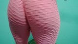 modelando en una rica leggins rosa snapshot 5