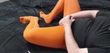 Oranje lange onderbroek en teensokken komen klaar op shirt snapshot 11