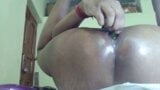 Sissy Indische slet die grote aubergine in haar vette kont neemt snapshot 4