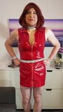 Sissy Lucy trekt haar grote onbesneden pik af in een pvc -jurk snapshot 1