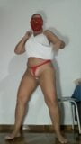 Perra traviesa bailando en camisón blanco y bragas tailandesas rojas haciendo striptease snapshot 11