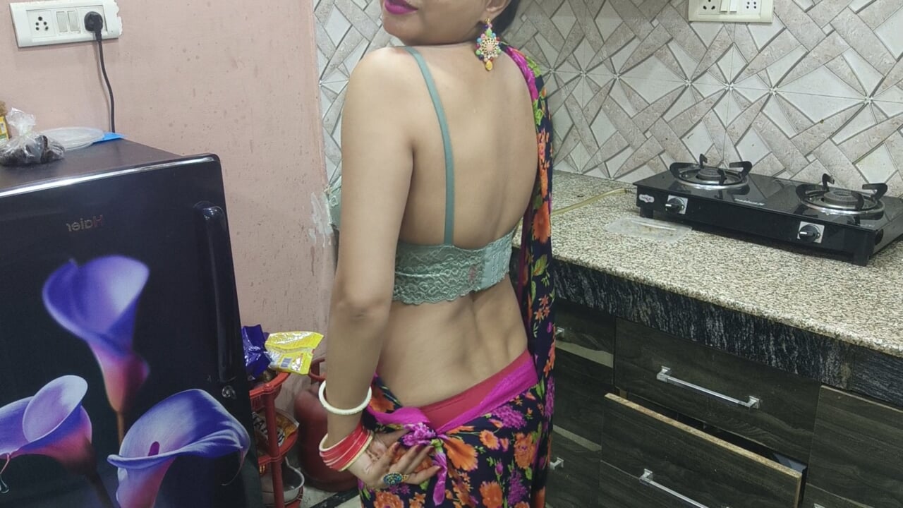 Tahun Baru 2024 xxx video lucah terbaik dengan cakap kotor dan main peranan hindi – Saarabhabhi6 panas dan seksi menjadi miang di dapur