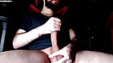 Un mec excité gémit pour se faire plaisir. Éjaculation masculine en solo. gémissements torrides snapshot 2